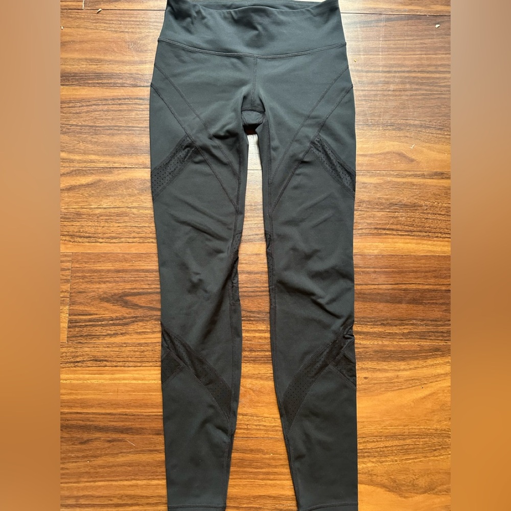 Gap Fit black workout leggings size XS back zip pocket